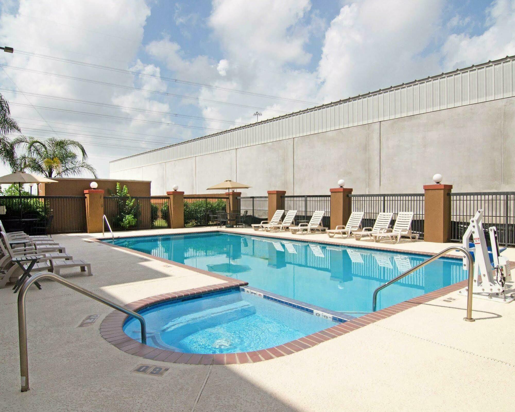 Springwood Suites Houston Iah - Beltway 8 Exterior photo